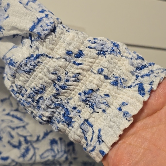 Lucky Brand Top Blouse Women's Medium White Blue Split-Neck Smocked Comfy Casual - Picture 6 of 10